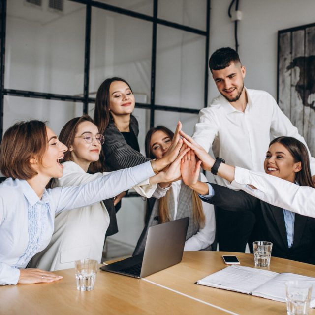 grupo-personas-trabajando-plan-negocios-oficina