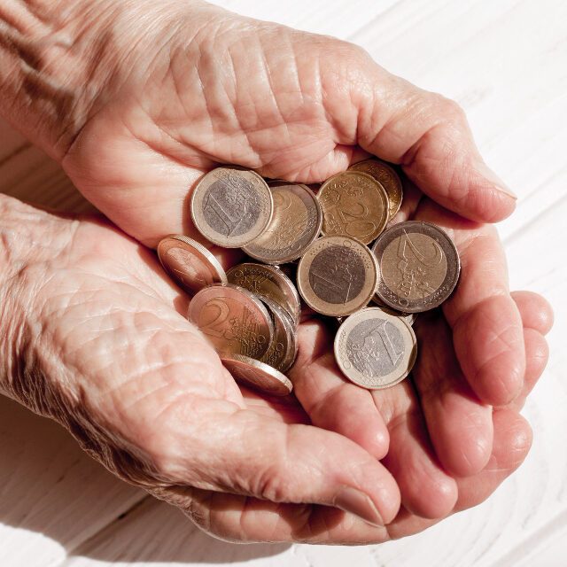 mano-que-sostiene-muchas-monedas-euro